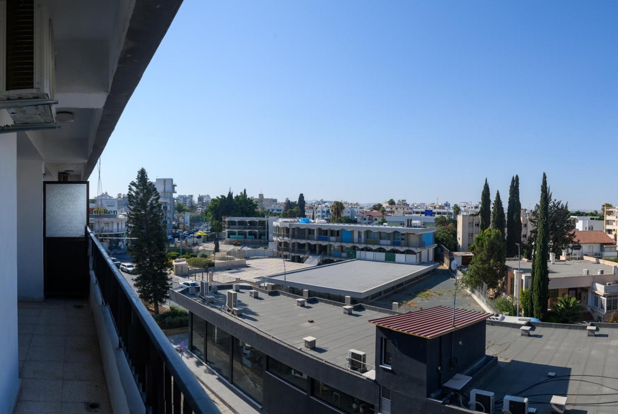 Ollies 3 Bedroom Apartment Larnaca Bagian luar foto